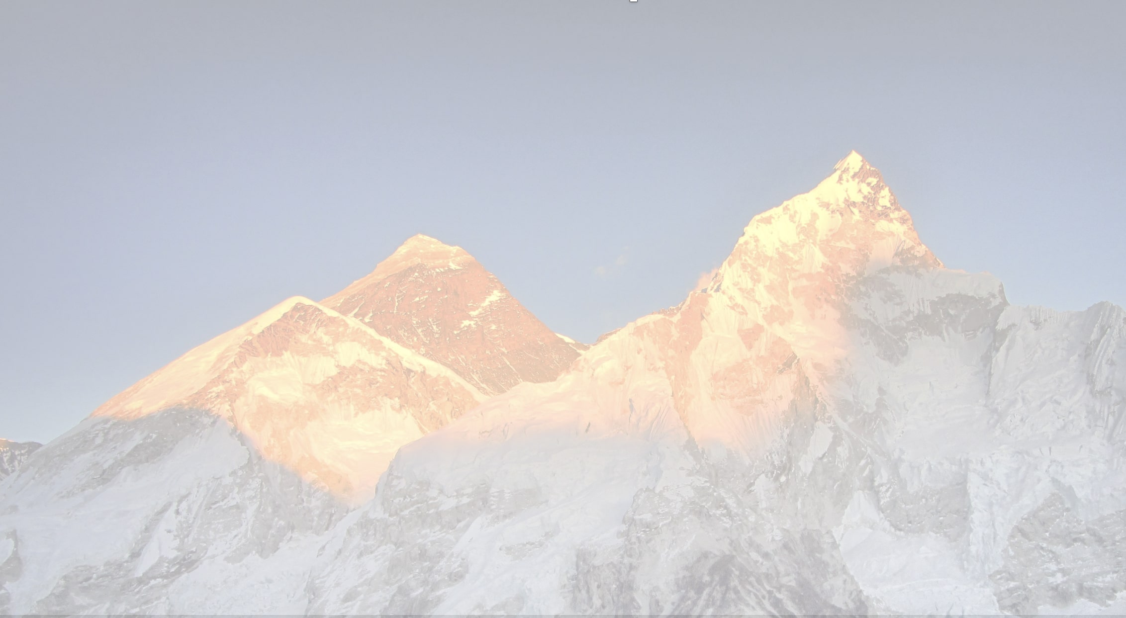 Ein Bild von einem Berg, die Bergspitzen werden durch die Sonne beleuchtet. Das Bild simbolisiert die Vision von Managed Cloud Services.